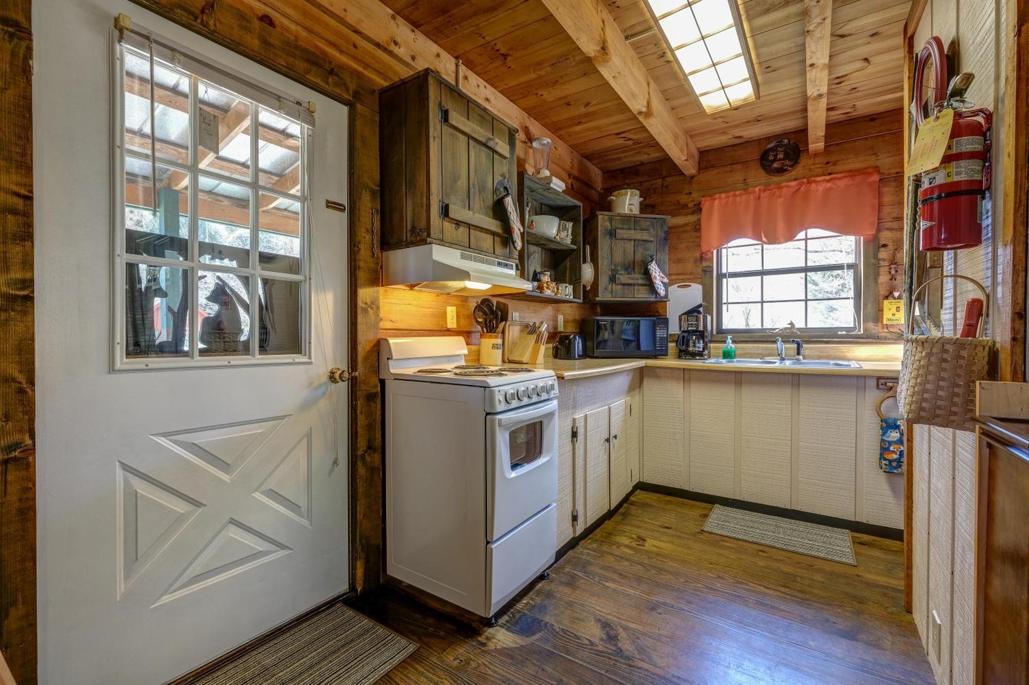 Cobb Creek Cabins Murphy Room photo